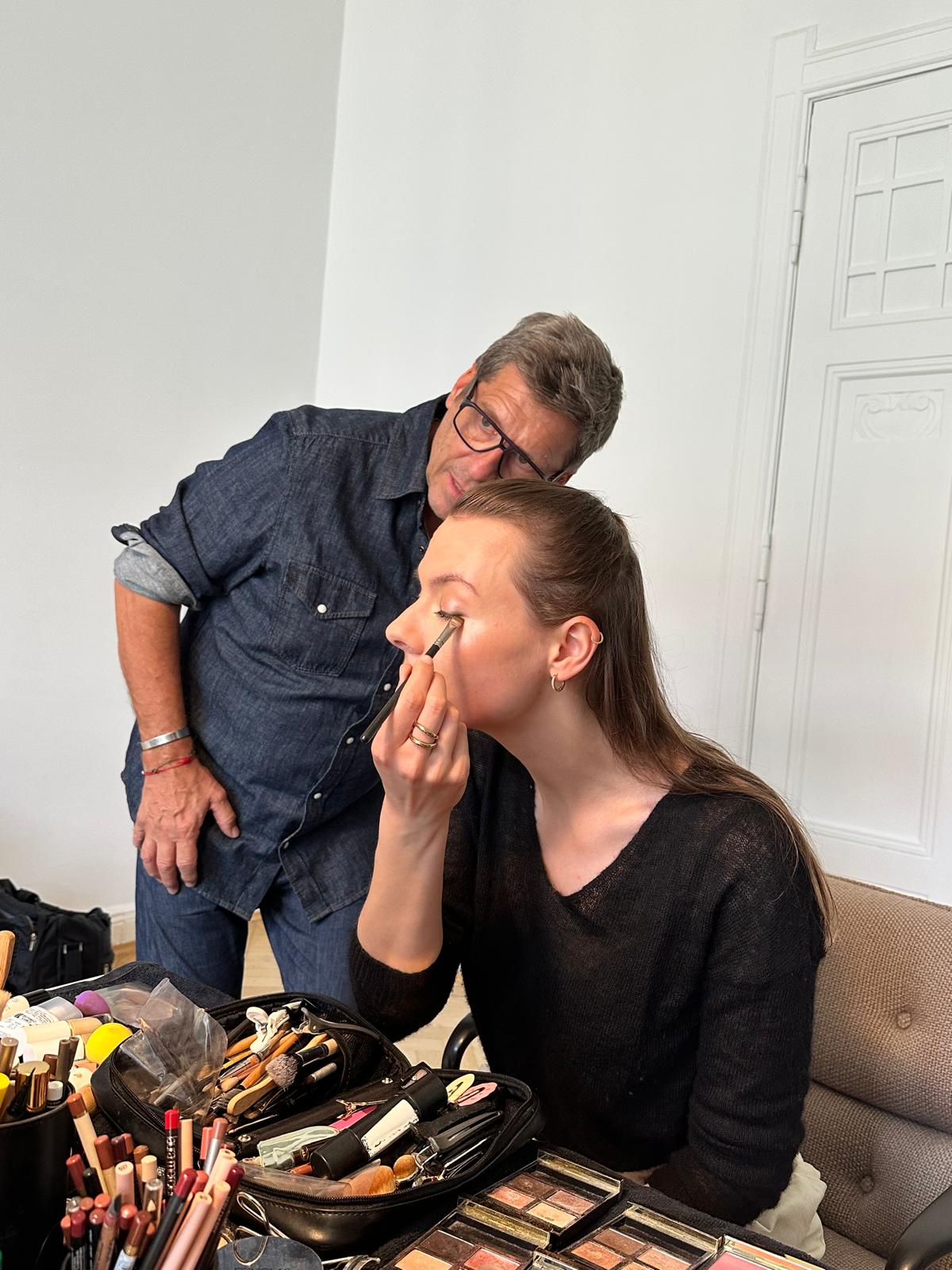 Make-up Coaching – Kundin übt Augen-Make-up selbst